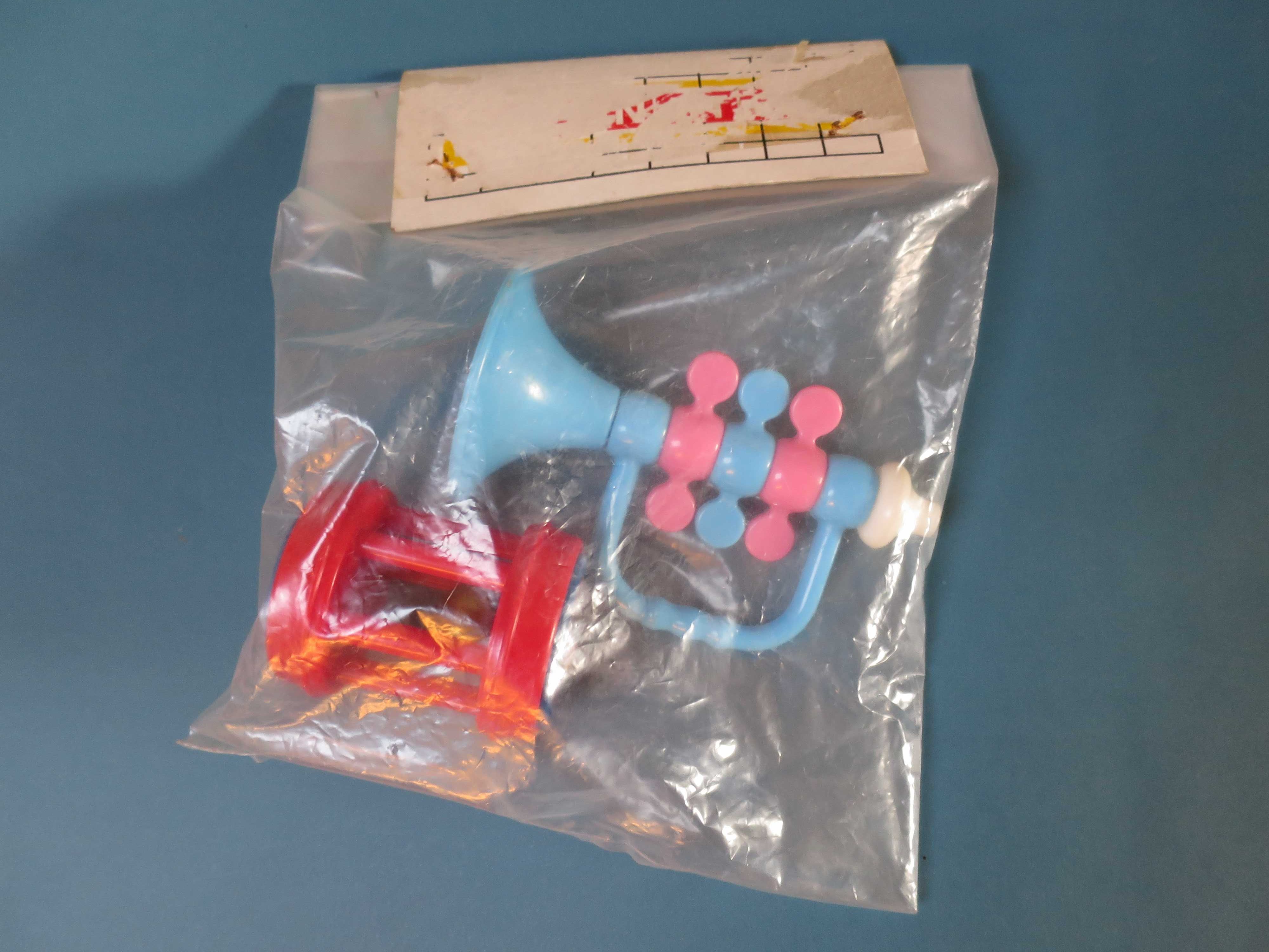 Brinquedo antigo instrumento corneta e roca plástico crianças Planitoi