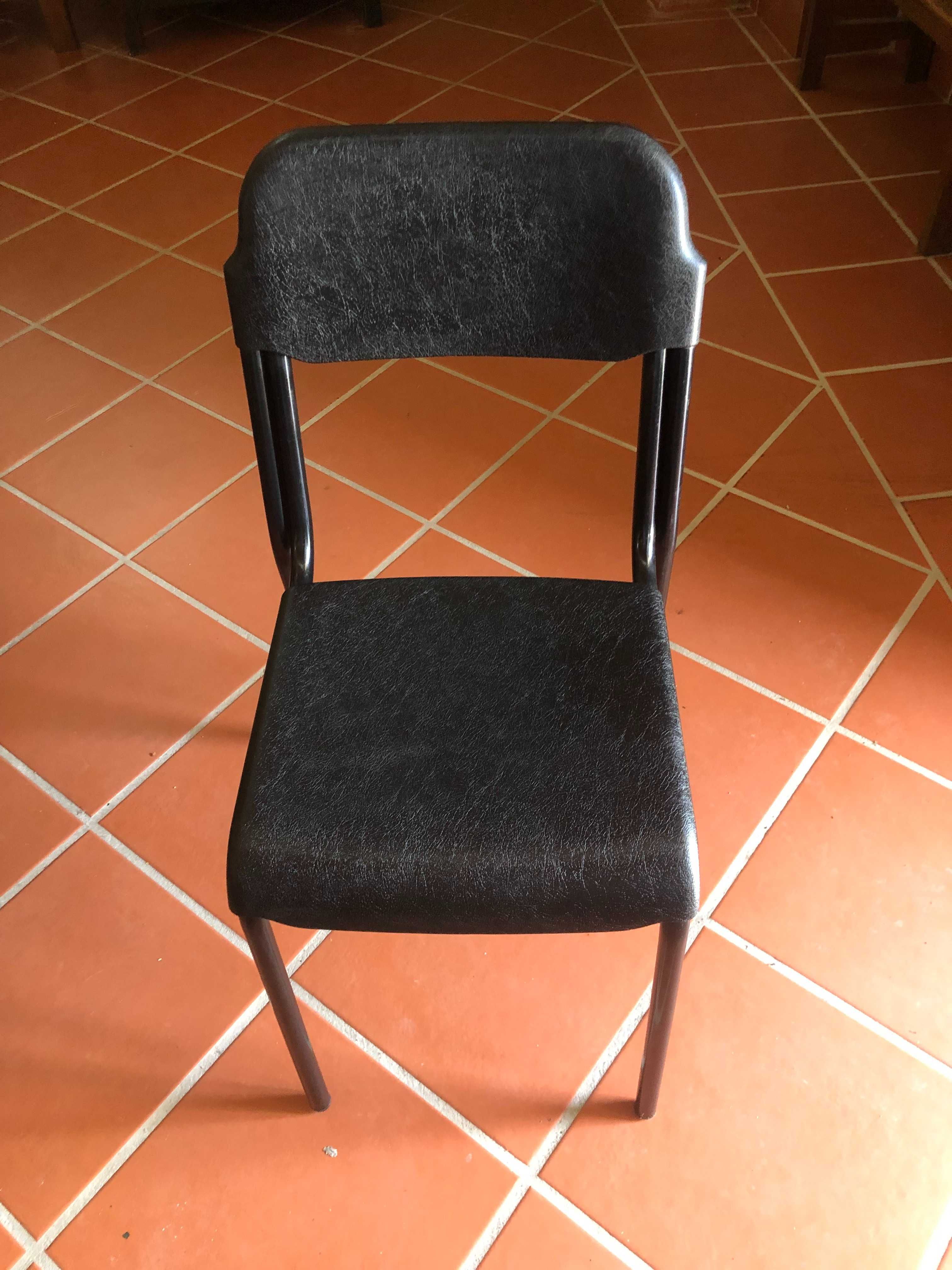Cadeira para eventos com forra e laço