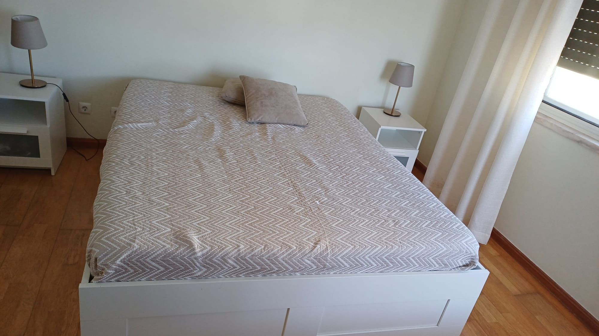 cama de casal,, com arrumação  e 2 mesas de cabeceira BRIMNES