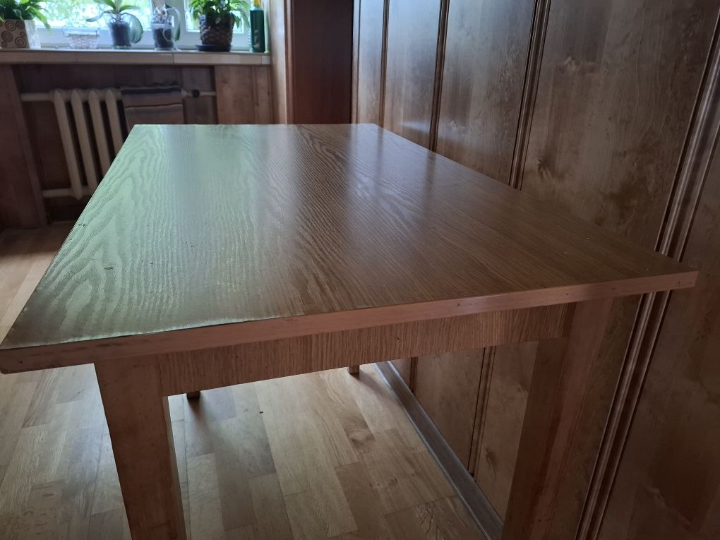 Stół laminowany i dwa taborety z litego drewna bukowego