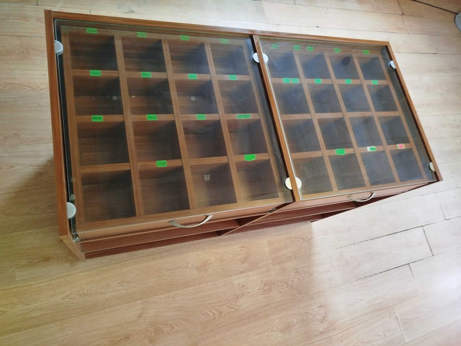 Regał Gablota witryna sklepowa przeszklona szuflady ciemny brąz