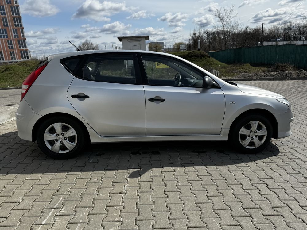 Продам Hyundai i30 2011 р.  1.4 газ/бензин