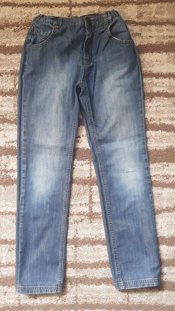 (8) Sprzedam spodnie jeans,  r. 146 cm