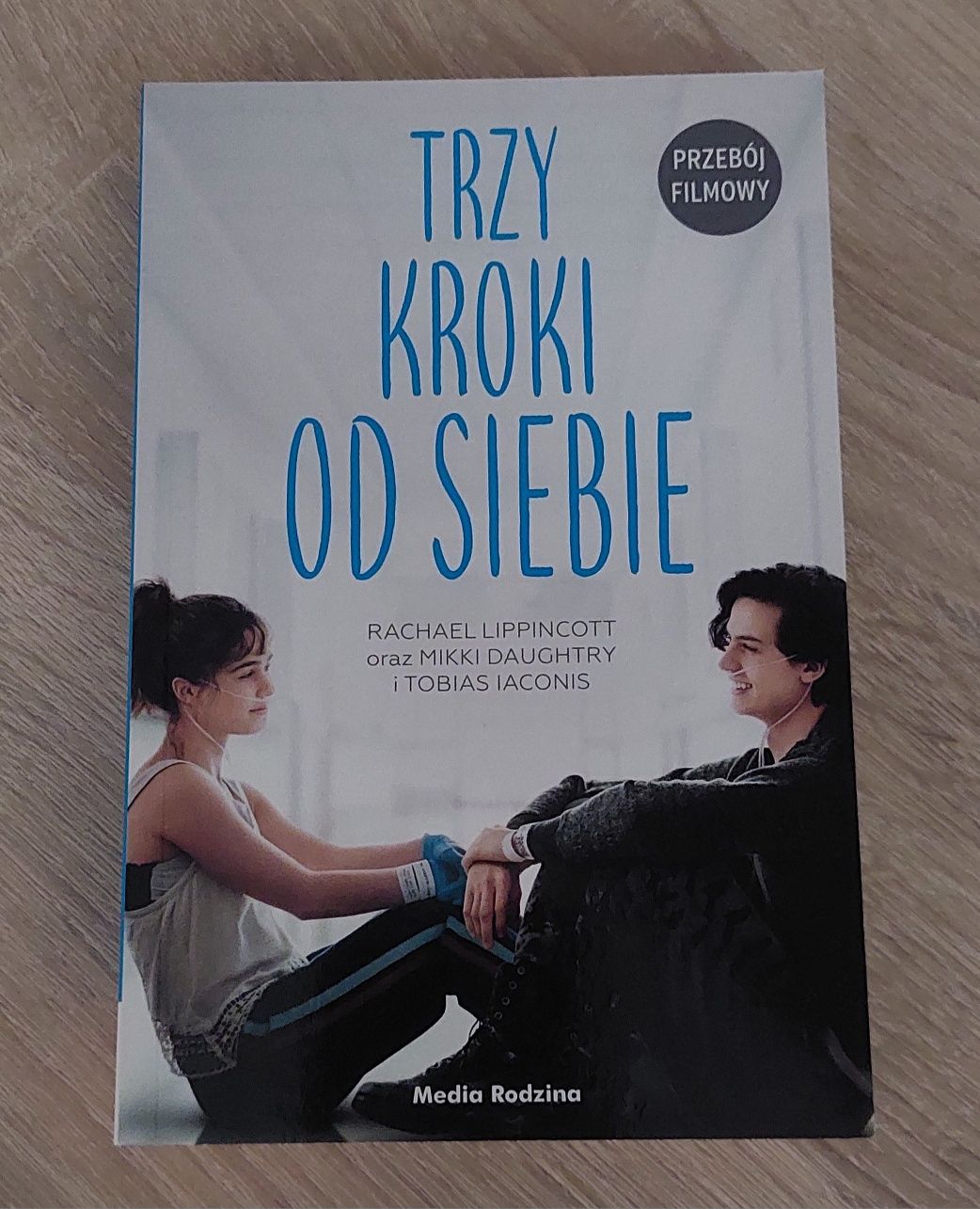 "Trzy kroki od siebie"