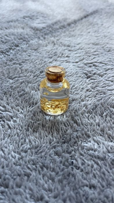 Frasco com folhas de ouro