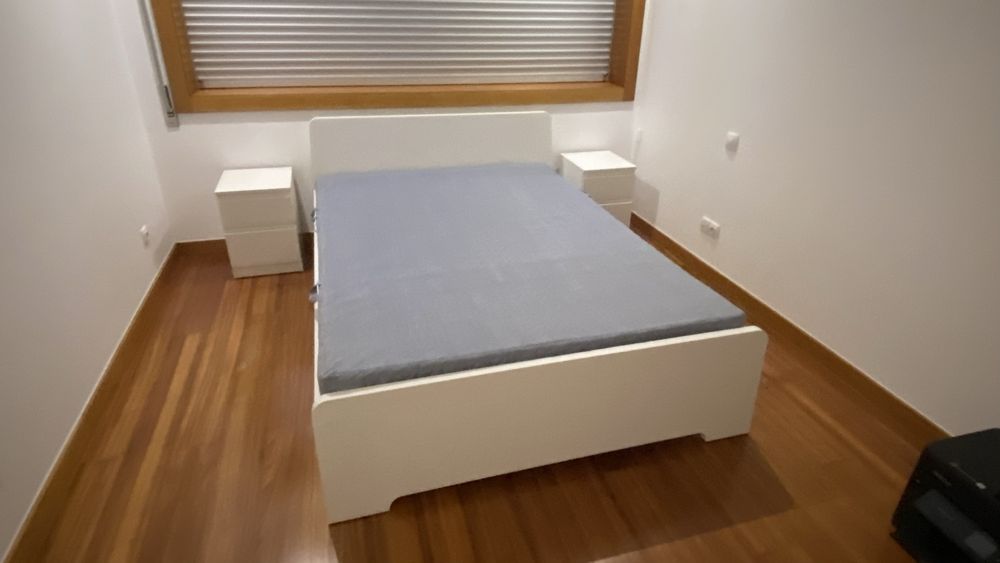 Cama, estrado, colchao e mesas de cabeceira IKEA aglomerado como novos
