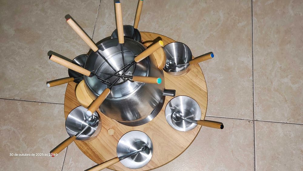Fondue em inox com base giratoria