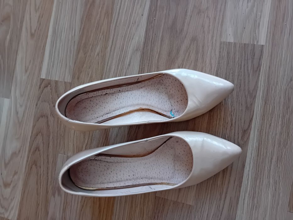 Buty na obcasie rozmiar 38 koloru jasne cappuccino lekko ecru
