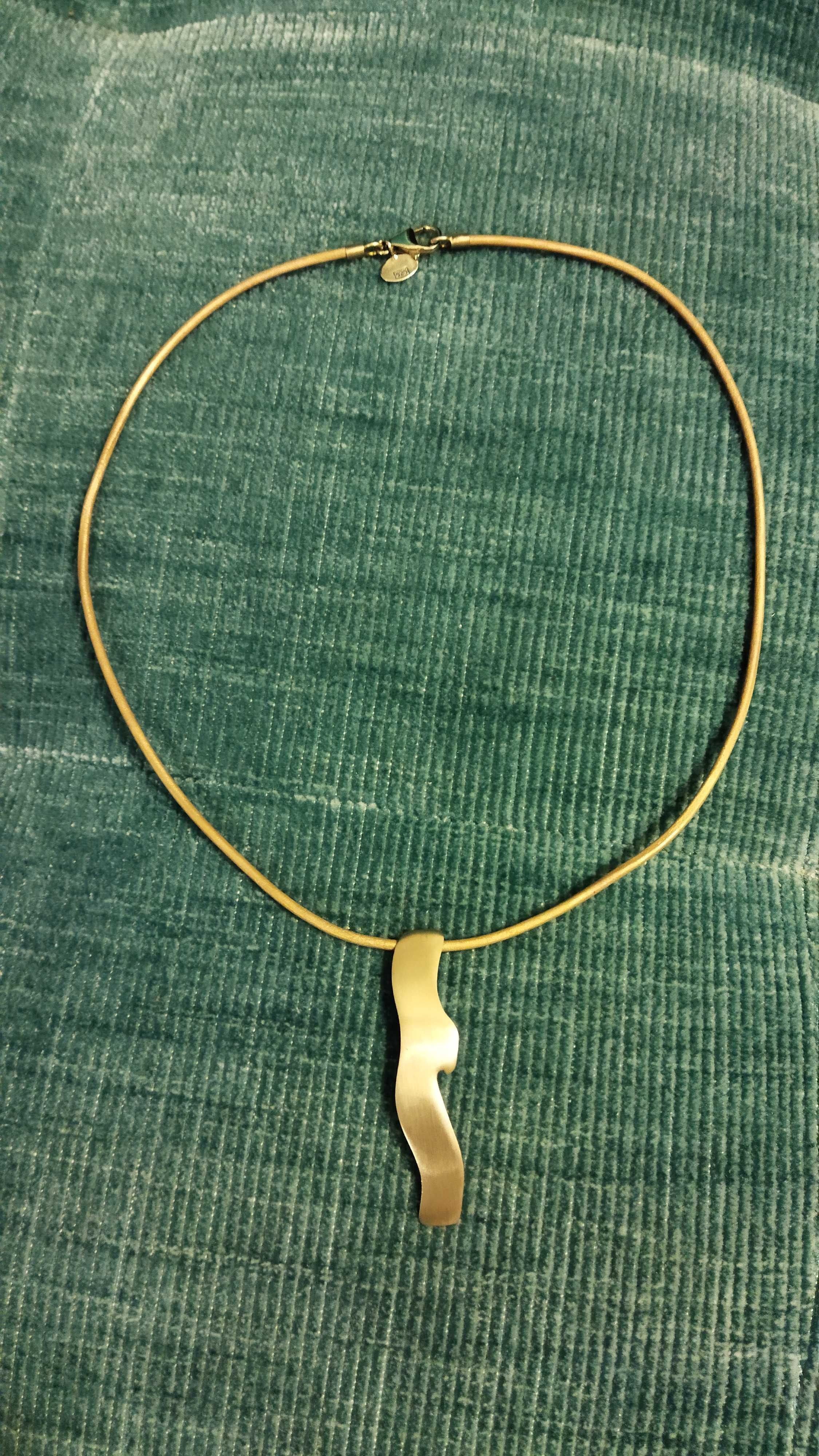 Gargantilha em couro dourado com pendente em prata dourada
