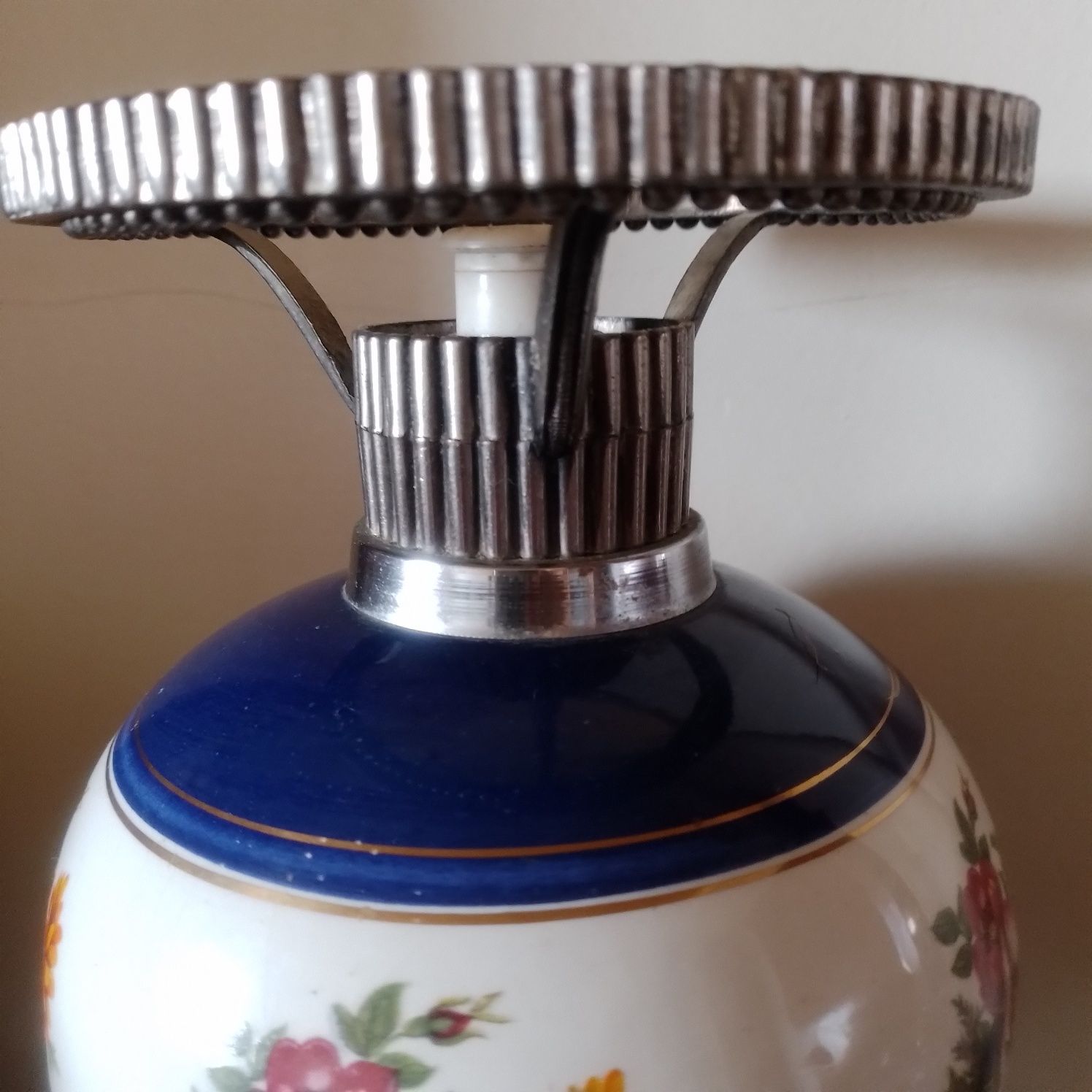 Candeeiro de mesa em porcelana e metal