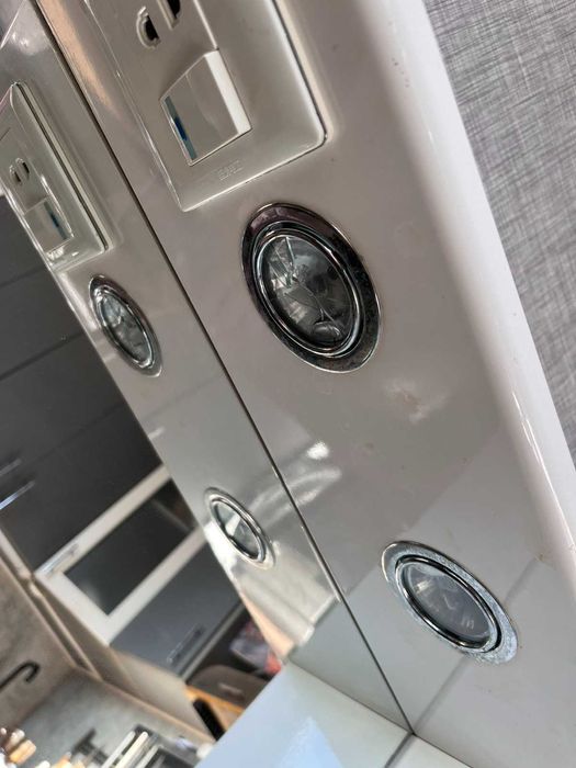 Дзеркальна шафа з підсвічуванням з вимикачем та розеткою