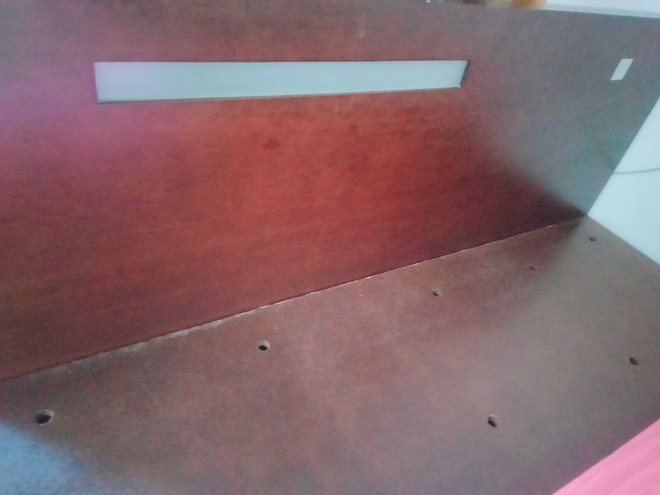 Cama de madeira e cómoda