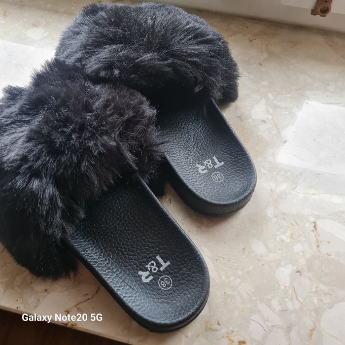Klapki czarne z futerkiem rozm.38, dł.wkładki 24 cm