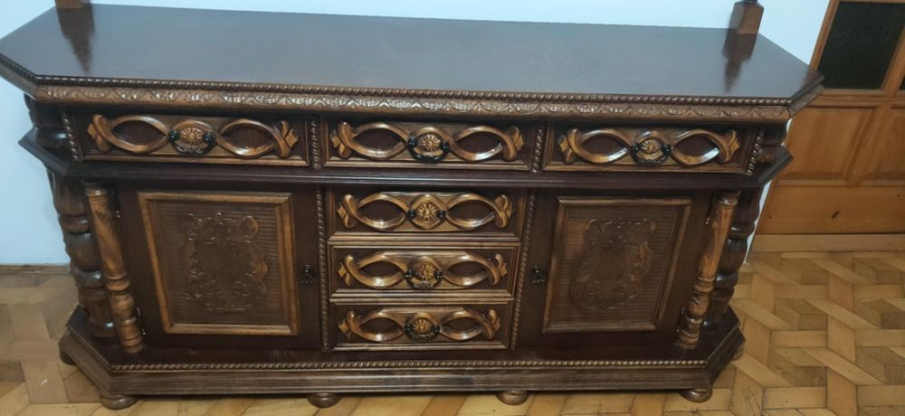 Komoda rzeźbiona w drewnie stylowa meble stylizowane