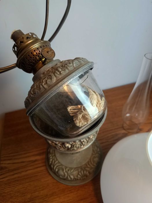 Stara lampa naftowa - pięknie zdobiona