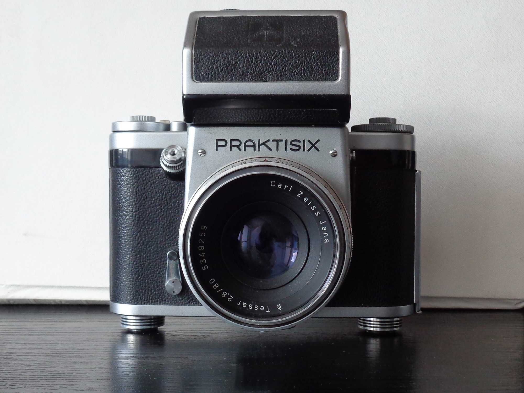 Praktisix + obiektyw Tessar 2,8/80 + pryzmat TTL - z Francji