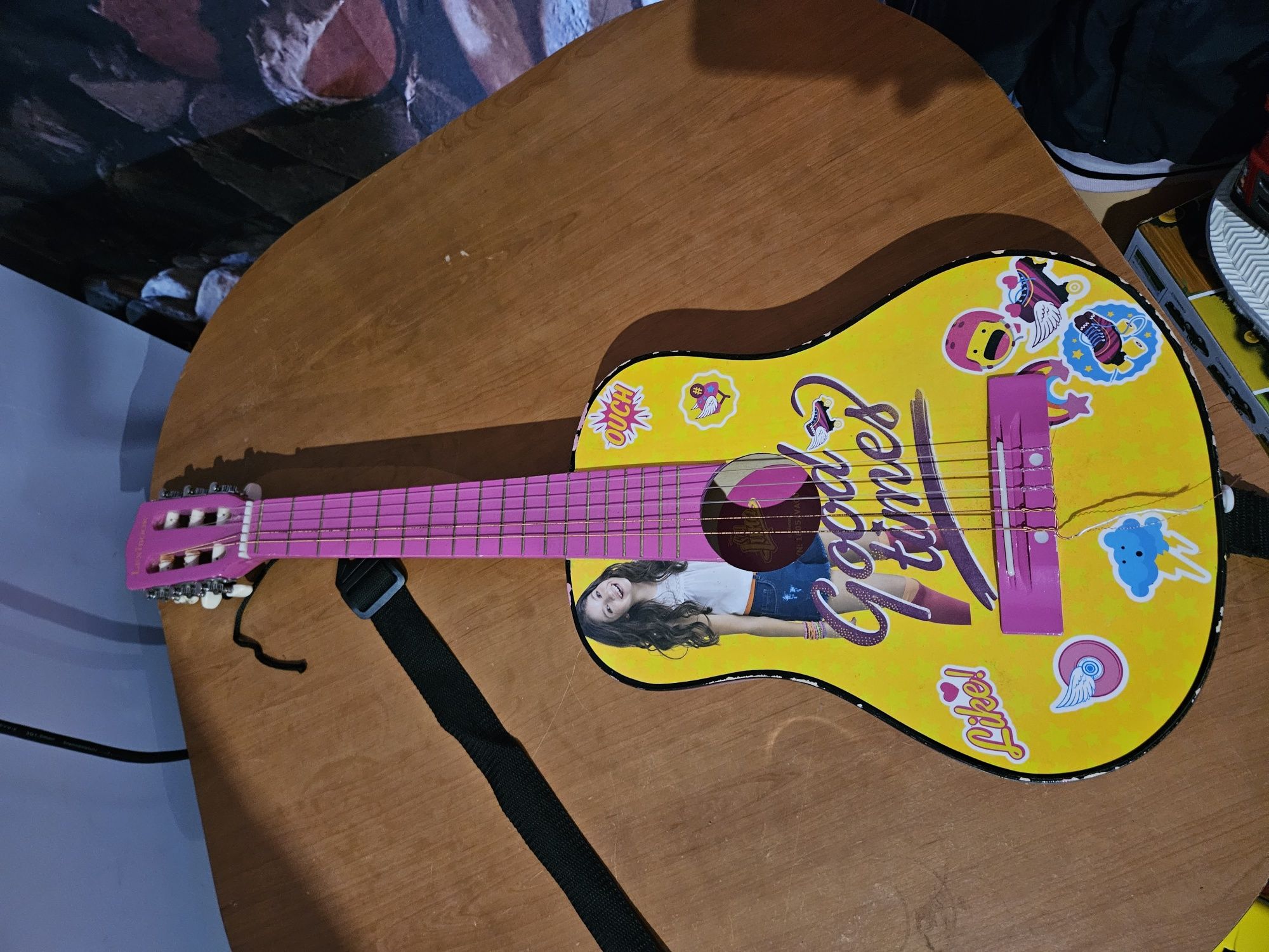 Gitara dla dziewczynki. Stan dobry z uwagi na odprysk