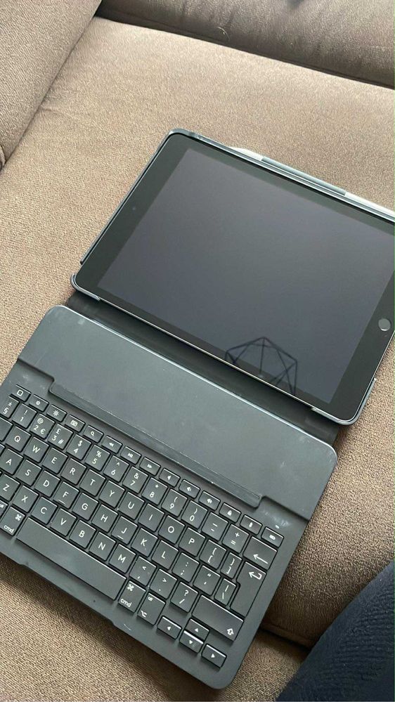 Ipad 9 gen 10,2’’ 256 GB + obudowa z klawiaturą + rysik BASEUS