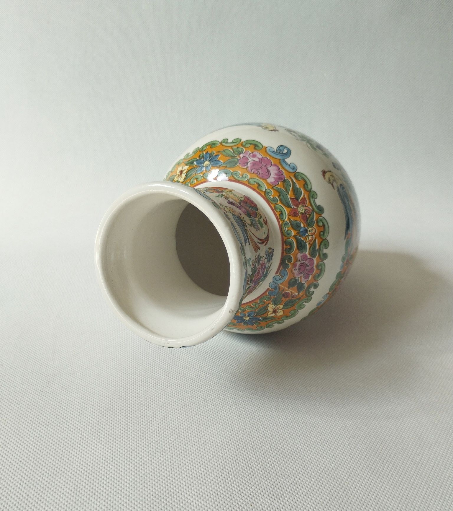 Ceramiczny wazon w stylu orientalnym. Gejsze.