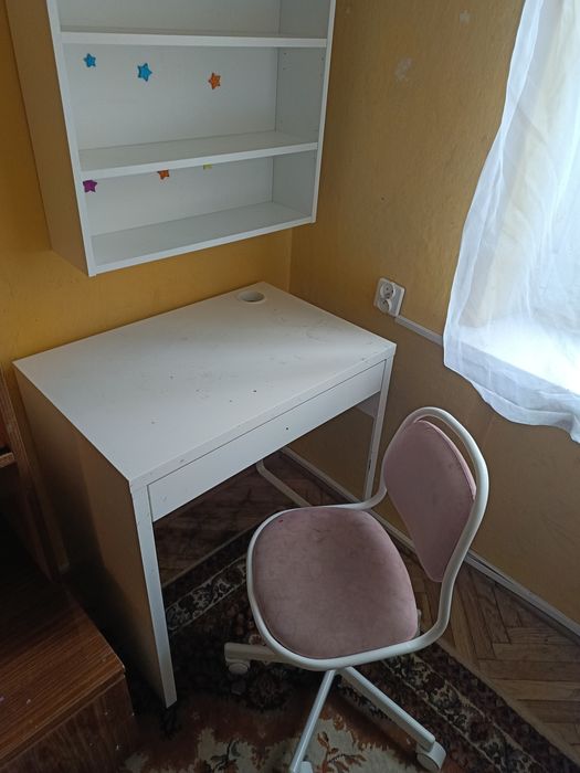 Biurko z szufladą Micke i krzesło na kółkach