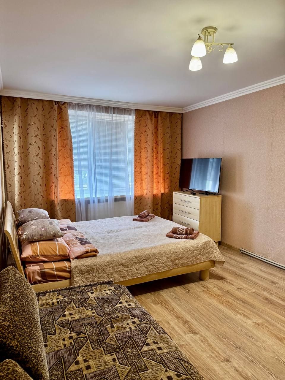 .   Квартира  Берегово.Біля басейну Подобово!! Вільно з  01.10--06.10