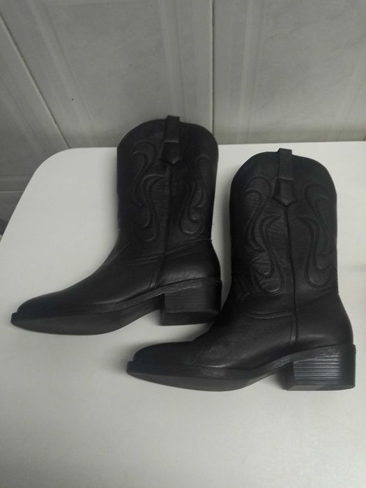 Botas pretas tamanho 39