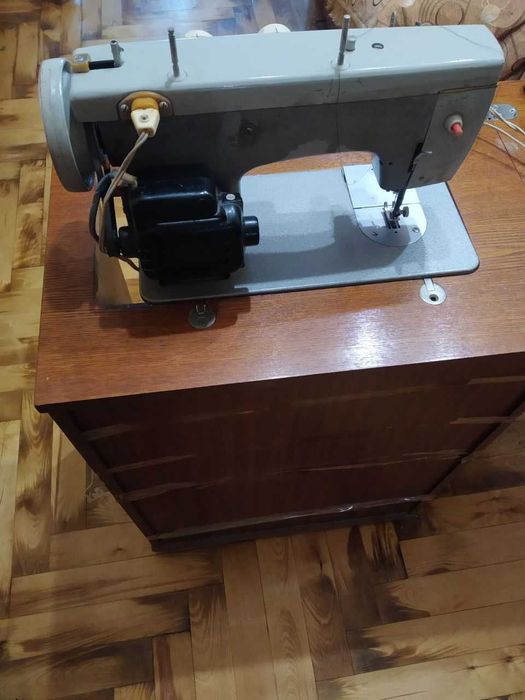 Машинка швейная Подольск 142 б/у