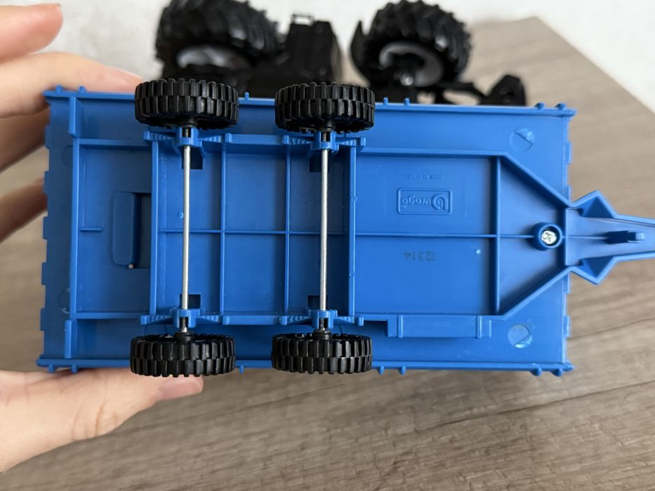 Іграшковий трактор з причепом та сіном Brugaro Farm