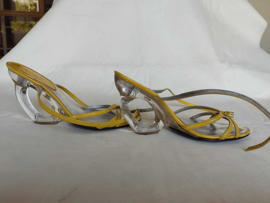 Sapatos amarelos da PROF