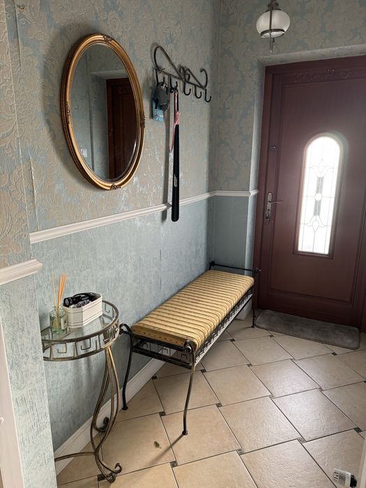 Ławka, stoliczek i wieszak