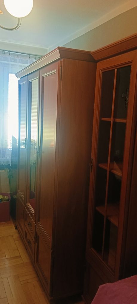 Szafa z lustrem, słupkiem i małą szafka