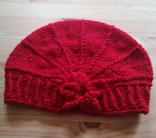 Czerwona czapka/beret z kwiatkiem