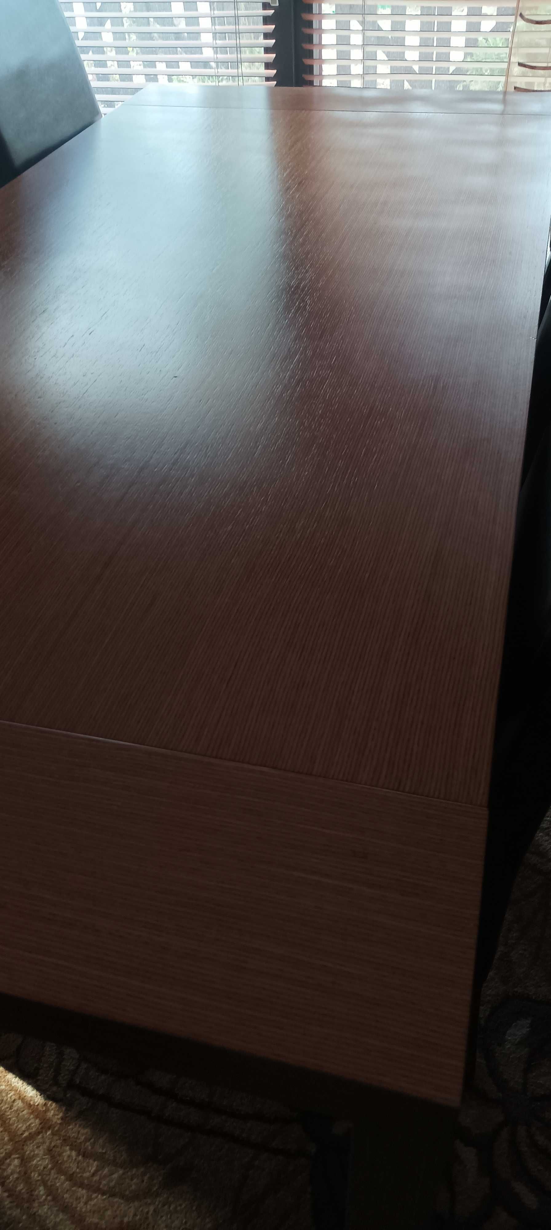Stół drewniany fornirowany, wykonany na zamówienie.