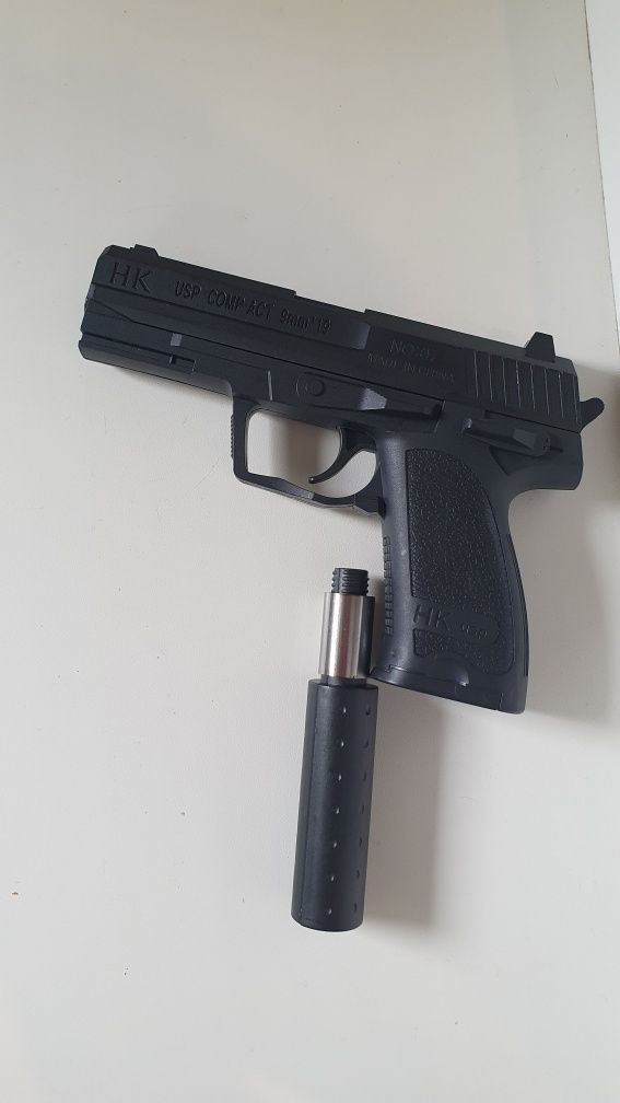 Іграшковий пістолет з глушником