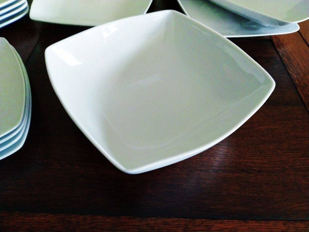 Serviço de 12  peças de jantar de porcelana  ARC,  usado, em muito bom