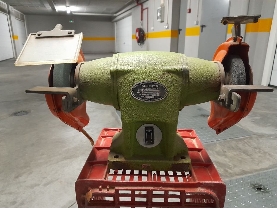 Máquina de Afiar Ferramentas Industriais com Motor Elétrico NEBES 0.5