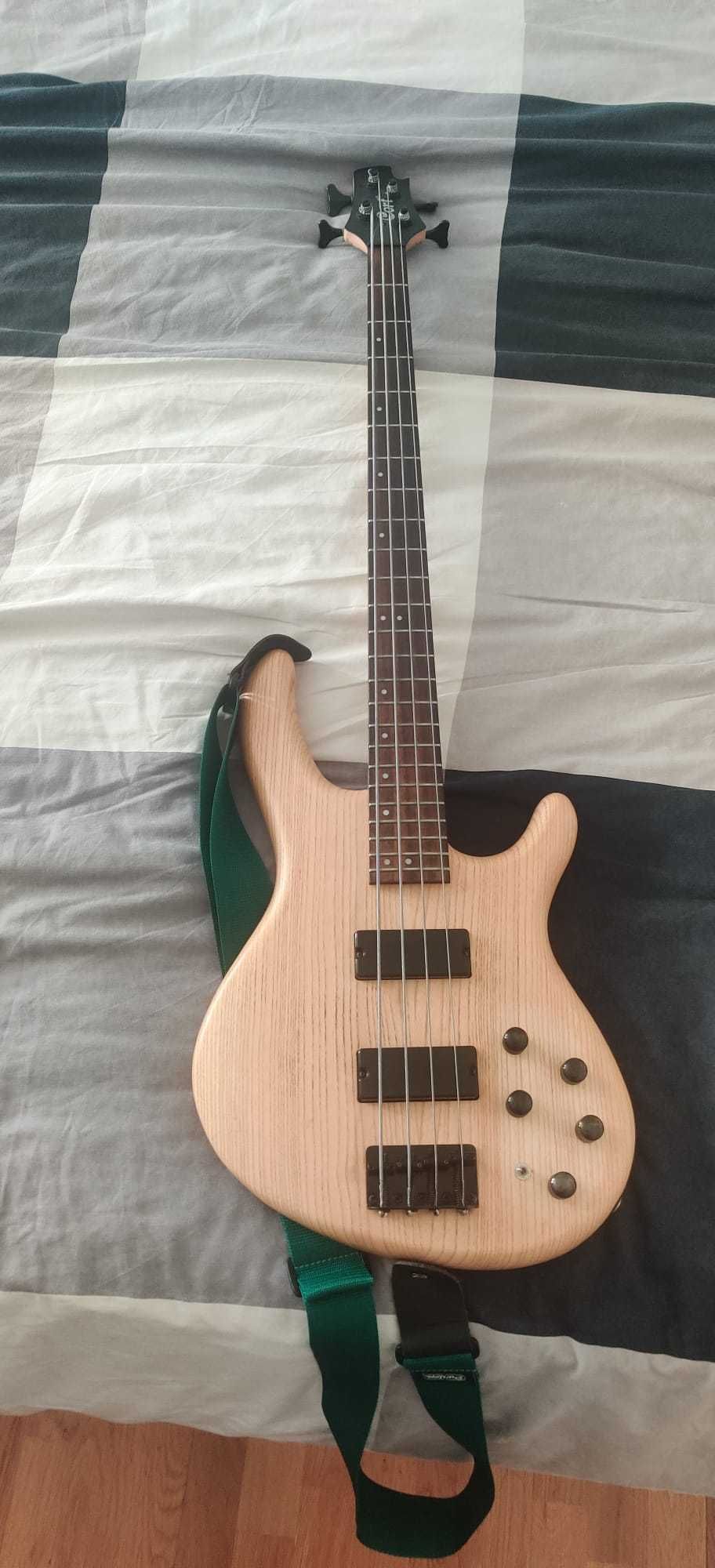 Baixo elétrico Cort Action DLX