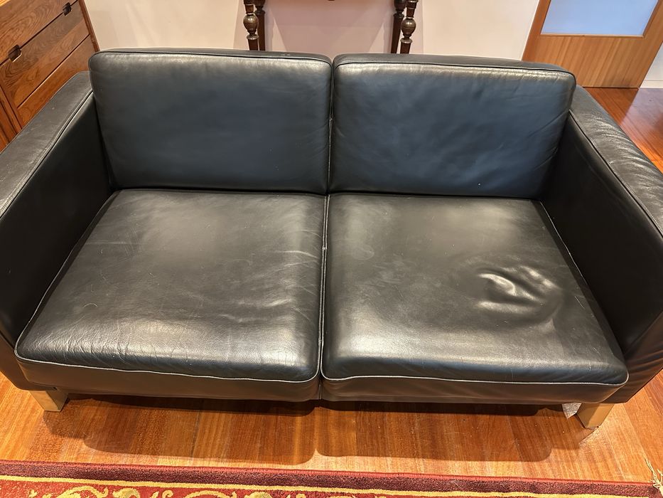Sofá de couro preto
