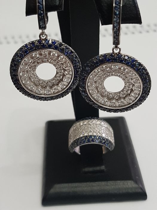 Золотые серьги с бриллиантами и сапфирами.