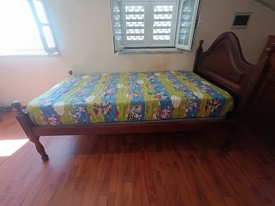 Cama de solteiro nova, em mogno. Com ou sem colchão. Há 3 iguais.