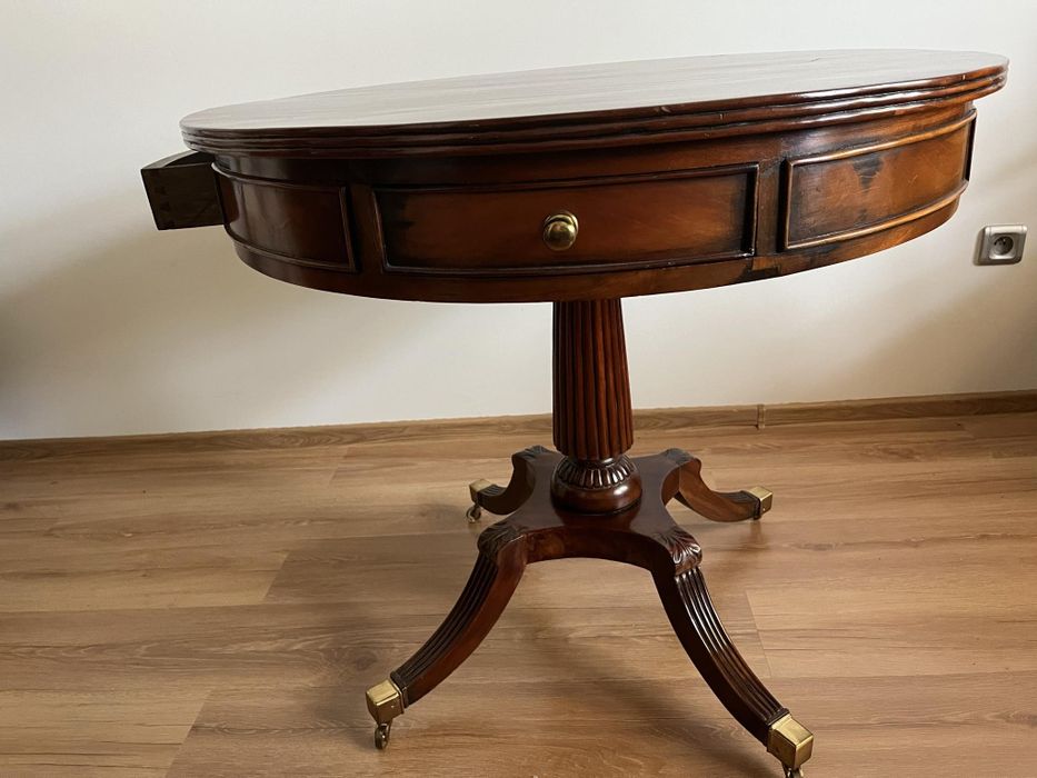 Stół okrągły. Wykonany z litego drewna.