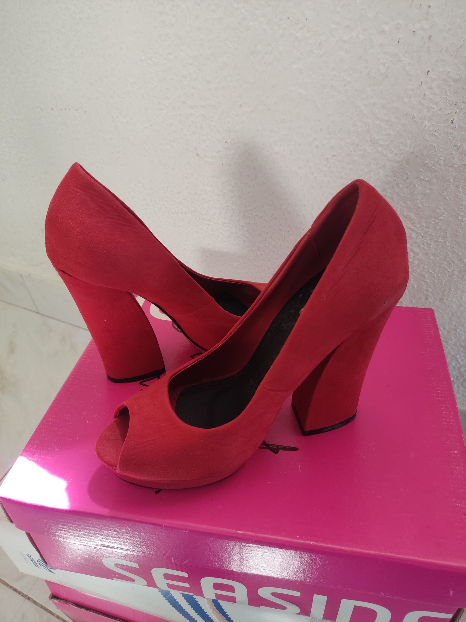 Sapatos vermelhos 38