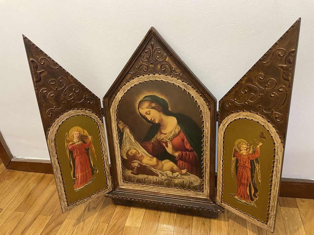 Capela portuguesa com imagens de nossa senhora e menino jesus