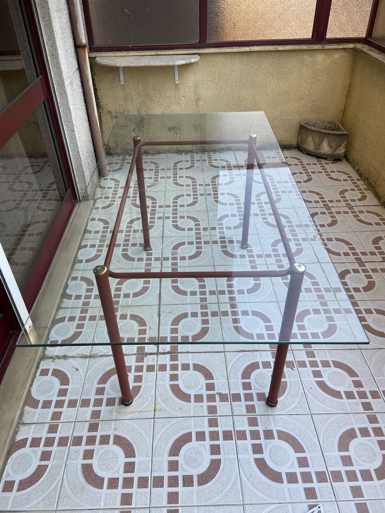 Vendo Mesa de vidro s/ cadeiras