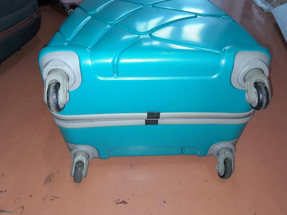 Продам чемоданы от 400грн.