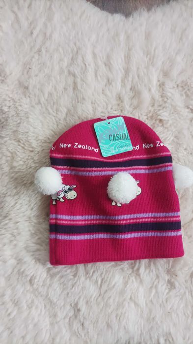 Дитяча шапочка з помпоном з вівцями - рожева