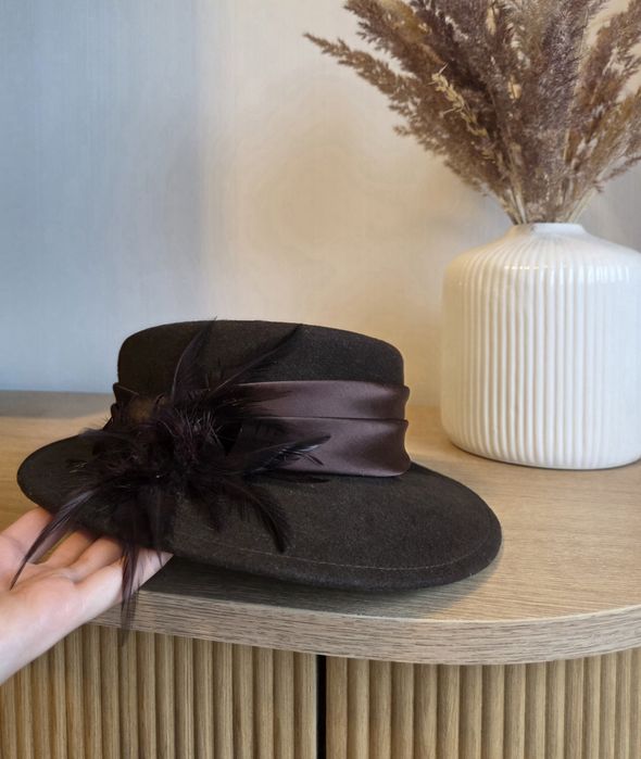 elegancki brązowy kapelusz damski z piórami