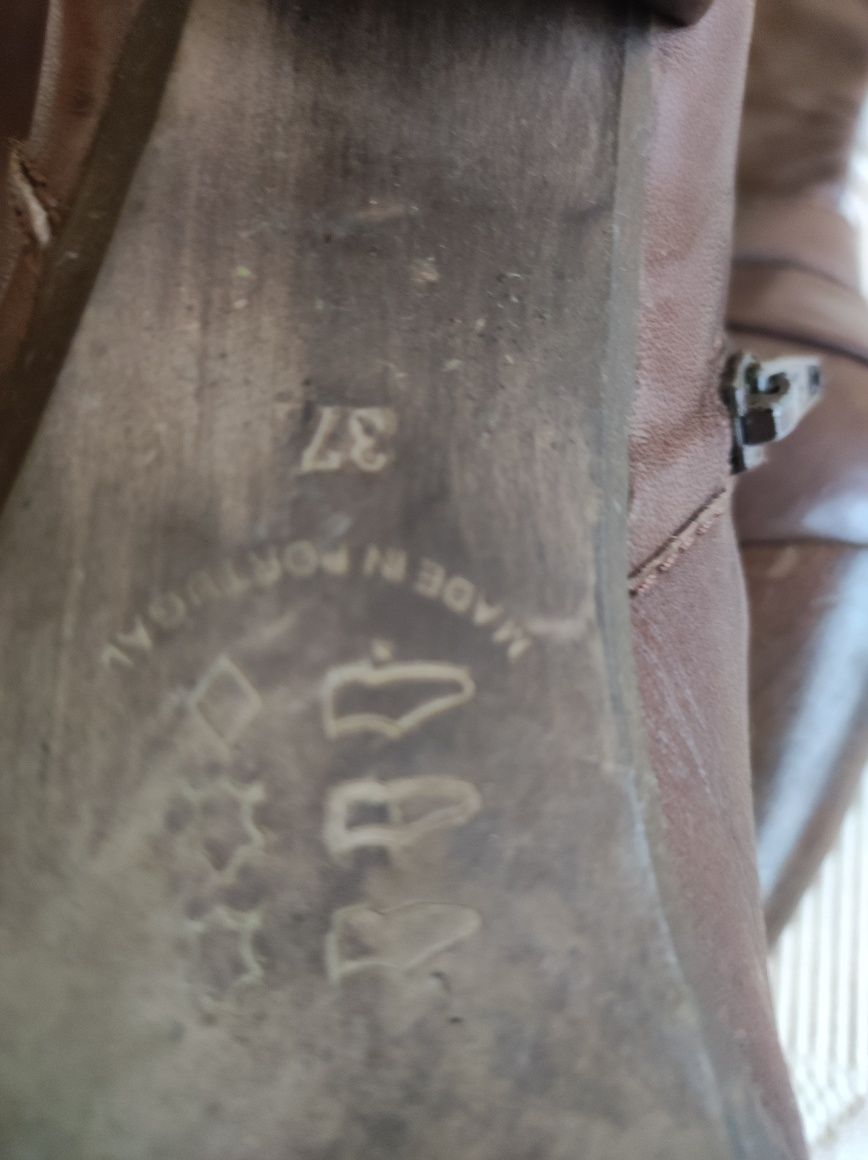 Botas até ao joelho, cor castanha, em pele por dentro e por fora