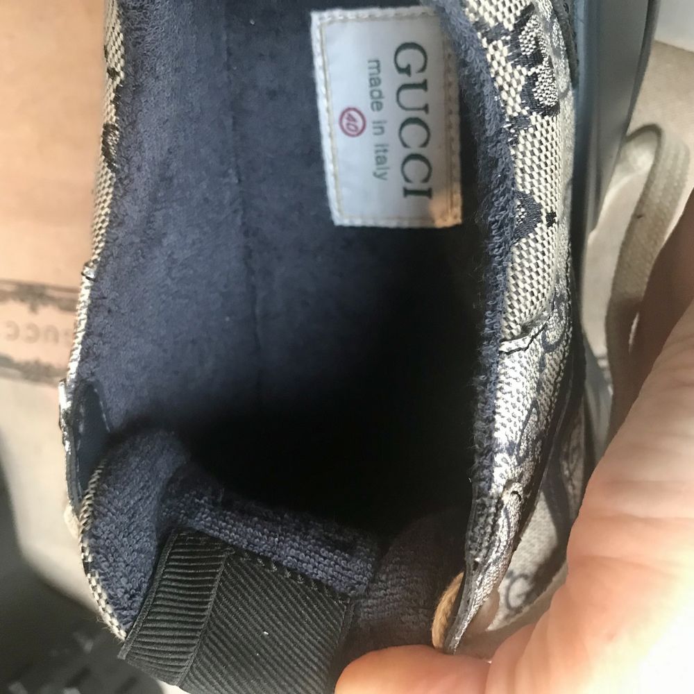 Buty sportowe wiązane z monogramem