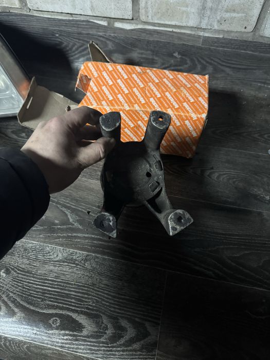 Подушка двигуна Фольксваген Т5